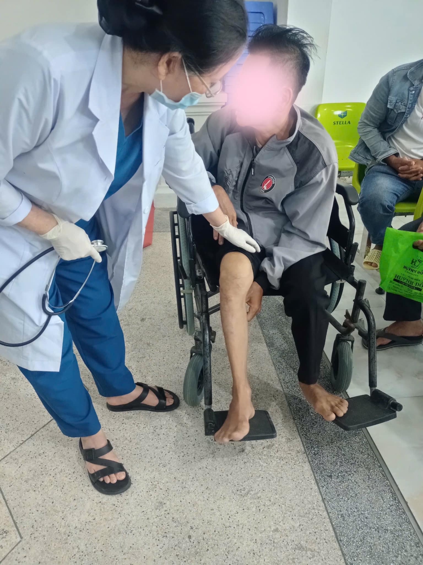 HỘI CHẨN CÙNG BÁC SĨ TUYẾN TW TRONG KHÁM VÀ ĐIỀU TRỊ CÁC CA CƠ - XƯƠNG - KHỚP NẶNG (P.1)