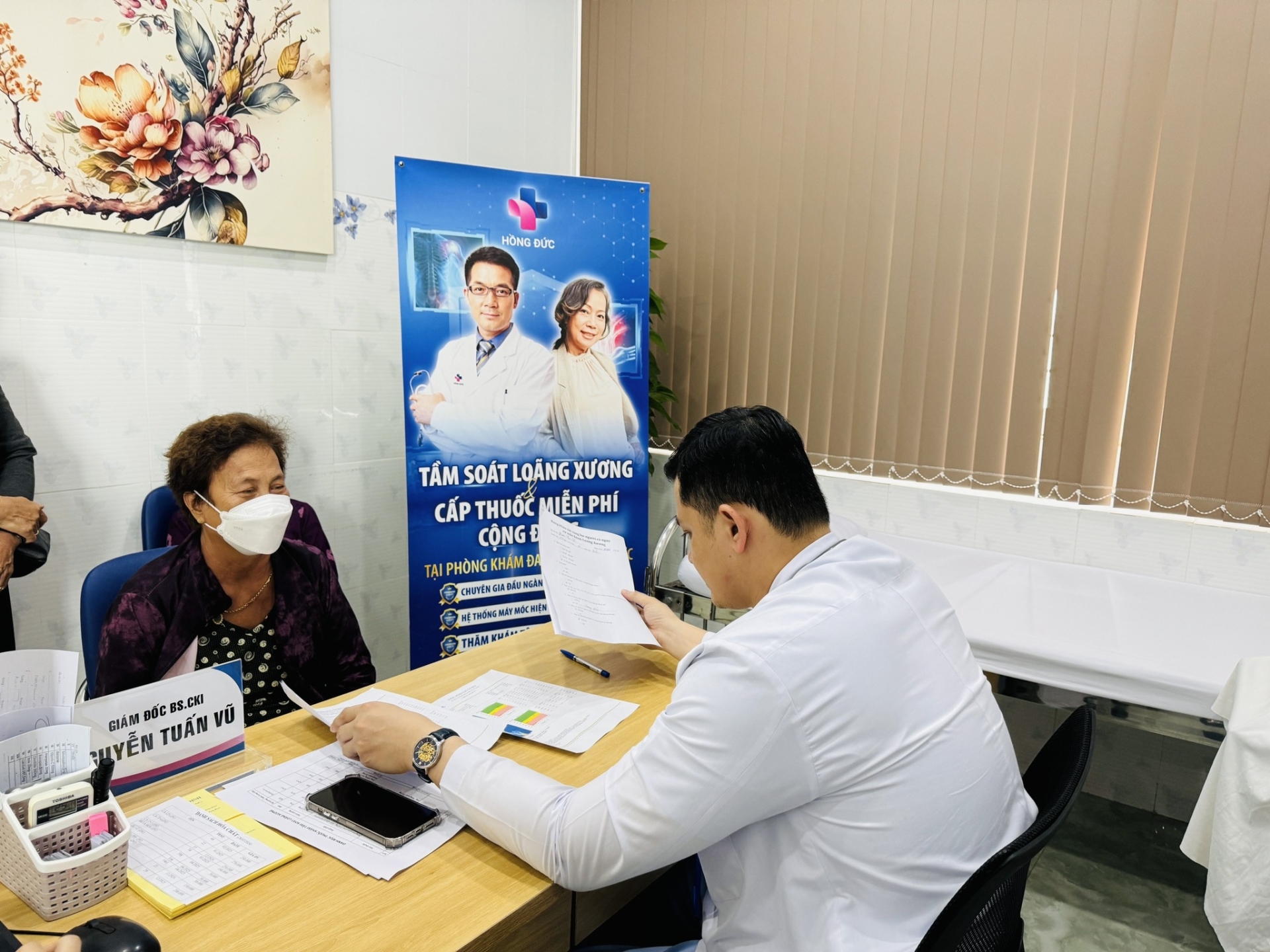 PKĐK HỒNG ĐỨC TỔ CHỨC ĐO LOÃNG XƯƠNG VÀ CẤP THUỐC MIỄN PHÍ CHO HỘI PHỤ NỮ PHƯỜNG TÂN THÀNH